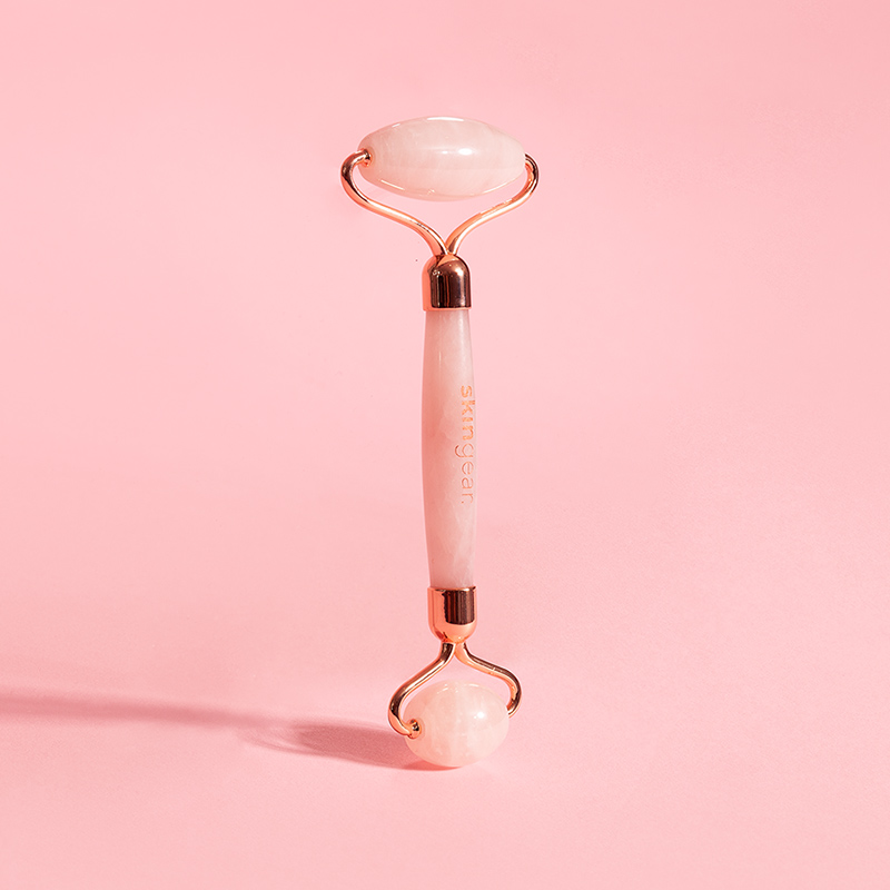 Rose Quartz Roller in Pink rejuvenates the skin and relaxes tired facial muscles